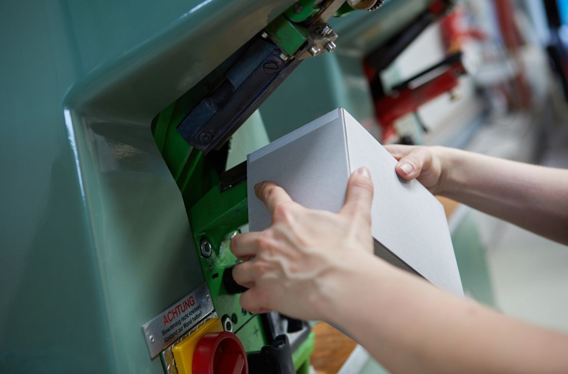 Herstellung einer handgemachten Verpackung aus Pappe