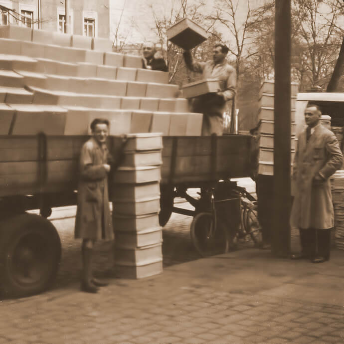 historisches Foto vom Verladen der Verpackungen auf Anhänger