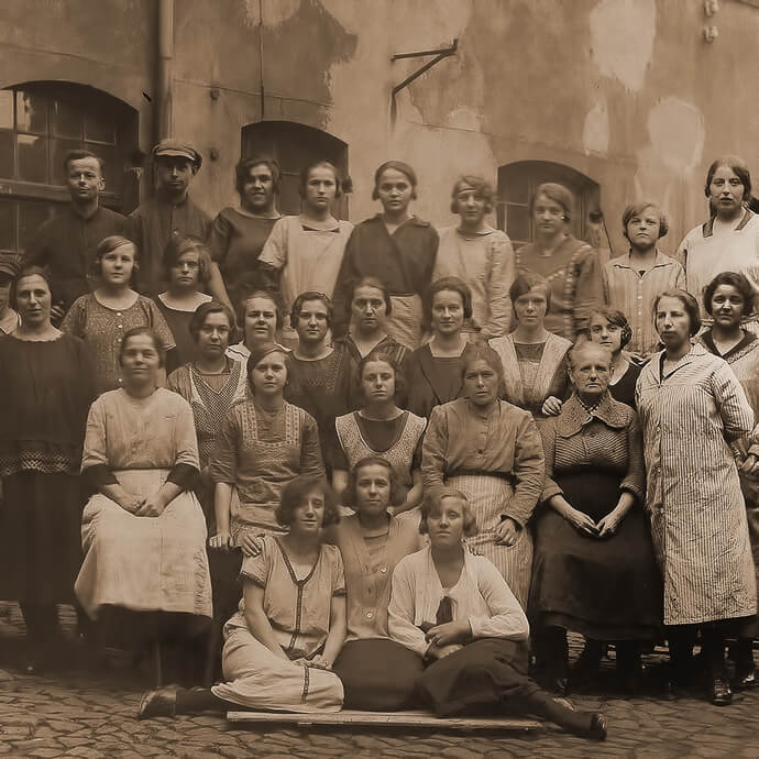 historisches Foto der damaligen Mitarbeiter